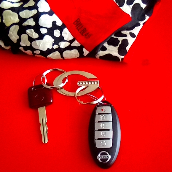 Univ of GA, Guess, initial"G" ( silver color ) key - Picture 1 of 6